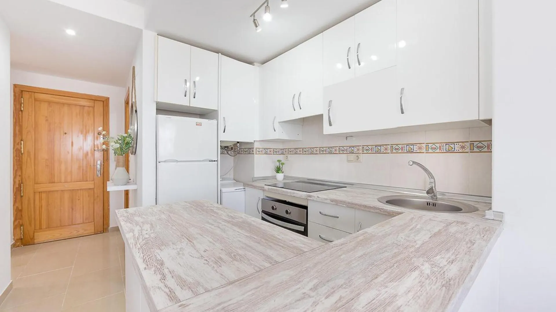 Beach Front Apartment San Luis de Sabinillas