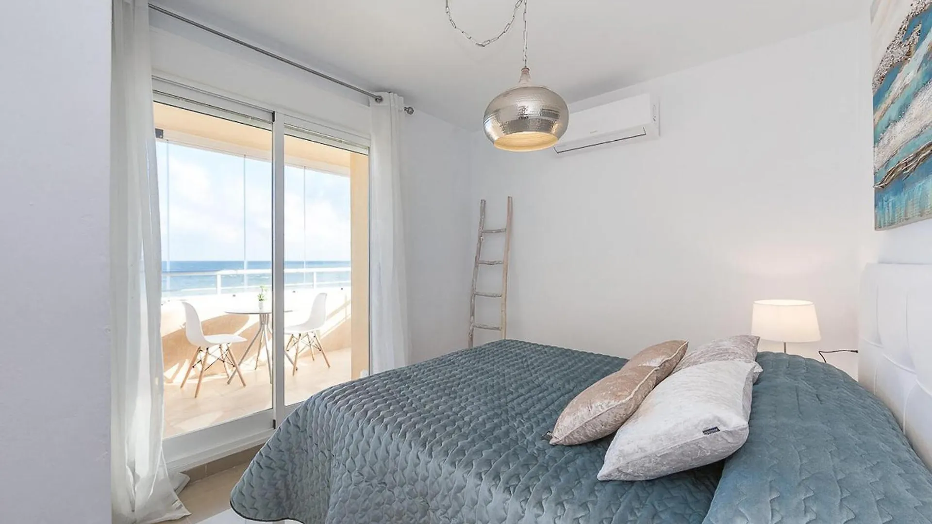 Beach Front Apartment San Luis de Sabinillas