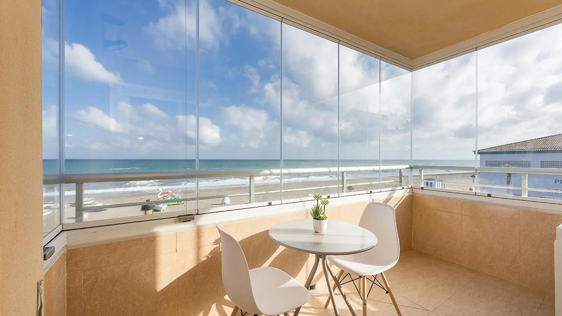 Beach Front Apartment San Luis de Sabinillas